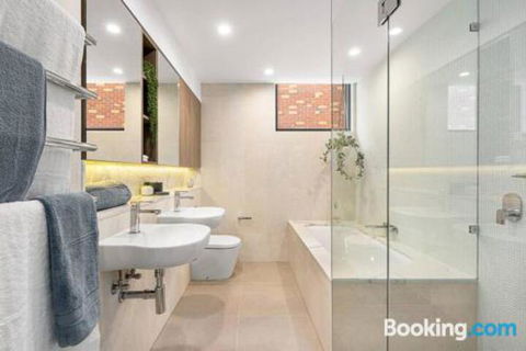 Luxe 101 At Martha Cove Waterfront Luxury On The Marina Walk To Beach - Accommodation Rockhampton 3