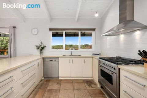 Willowdene With Pool Spa Tennis Court & Fireplace - Accommodation Rockhampton 5