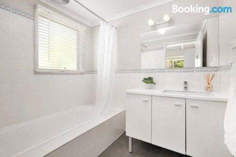 Willowdene With Pool Spa Tennis Court & Fireplace - Accommodation Rockhampton 2