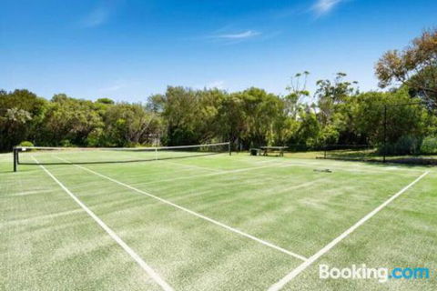 Willowdene With Pool Spa Tennis Court & Fireplace - Accommodation Rockhampton 0