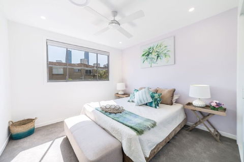 GC Private Homes - Waterfront Villas - Accommodation Rockhampton 3