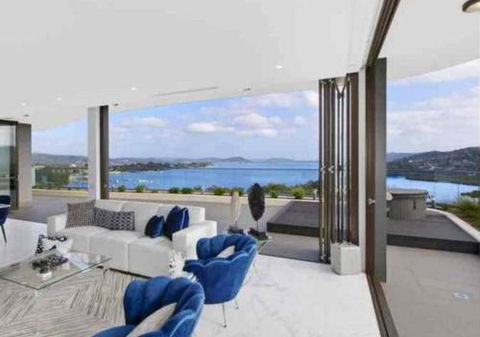 Stylish Penthouse With Views & Jacuzzi - Accommodation Rockhampton 6