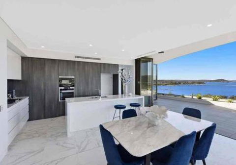 Stylish Penthouse With Views & Jacuzzi - Accommodation Rockhampton 1