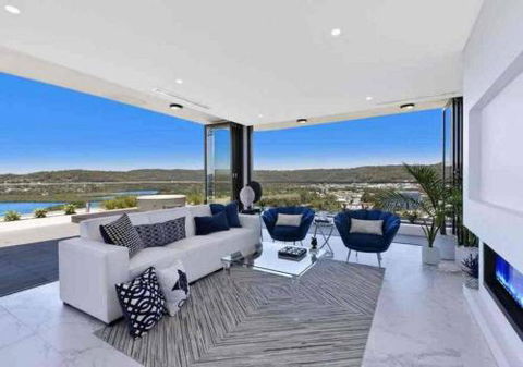 Stylish Penthouse With Views & Jacuzzi - Accommodation Rockhampton 0