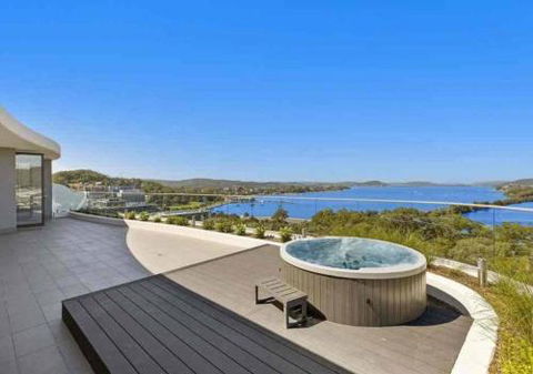 Stylish Penthouse With Views & Jacuzzi - Accommodation Rockhampton 5