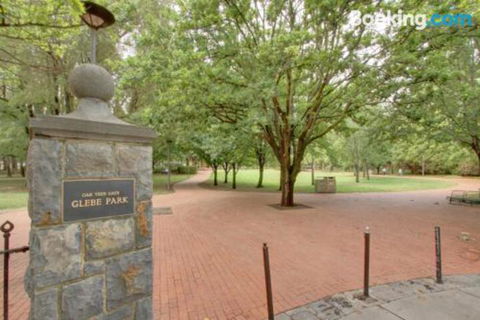 Cozy Homely Apartment CBR Central - Accommodation Rockhampton 1