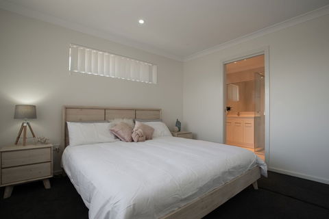 Underwood Road 62 - Accommodation Rockhampton 4