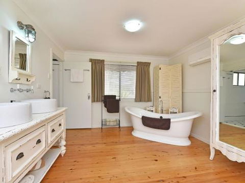 Olive Grove Villa 3 Suite With Large Bath - Accommodation Rockhampton 6