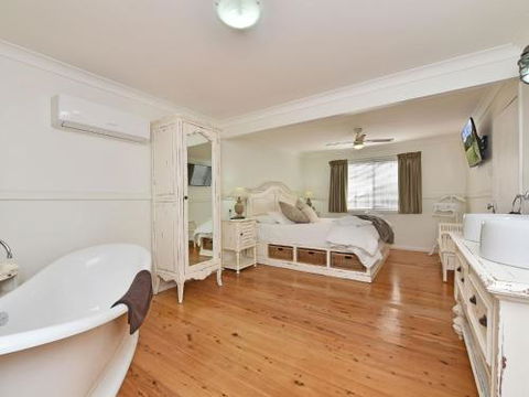 Olive Grove Villa 3 Suite With Large Bath - Accommodation Rockhampton 2
