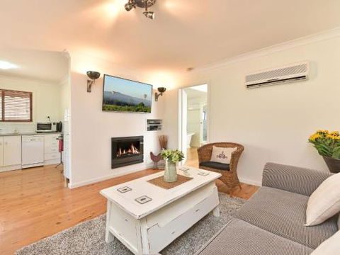 Olive Grove Villa 3 Suite With Large Bath - Accommodation Rockhampton 1