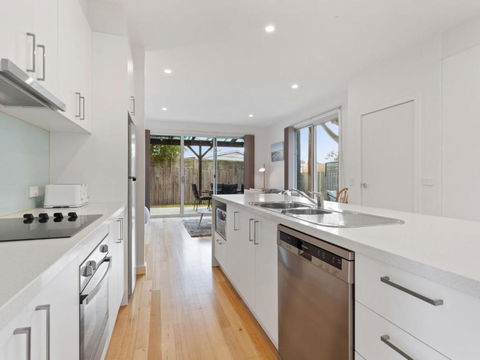 NORMANBY Coastal FREE WIFI & NETFLIX - Accommodation Rockhampton 4