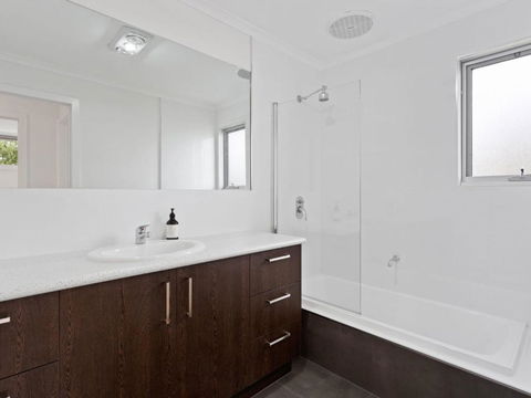 NORMANBY Coastal FREE WIFI & NETFLIX - Accommodation Rockhampton 6