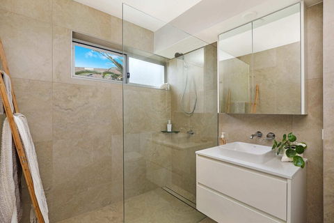 SPECTACULAR OCEAN FRONT Sounion6 - Accommodation Rockhampton 4