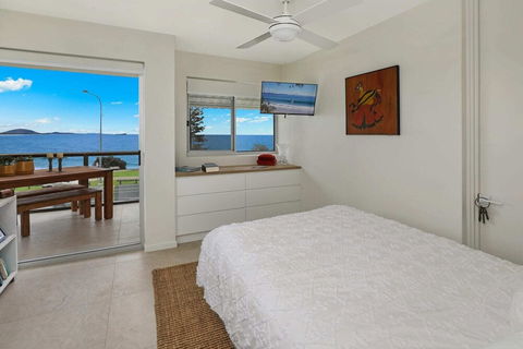 SPECTACULAR OCEAN FRONT Sounion6 - Accommodation Rockhampton 0