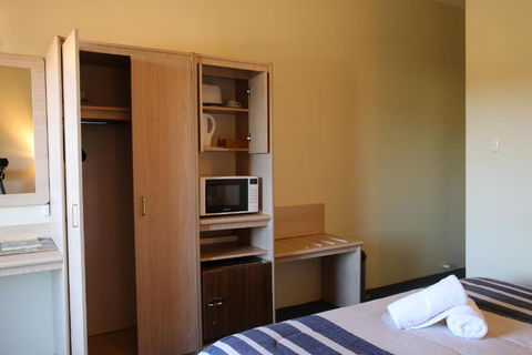 Blue Mountain Motel - Accommodation Rockhampton 2