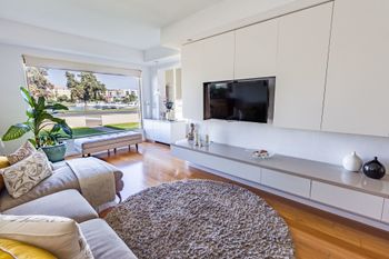 Serene Marinafront 3BR Retreat - Accommodation Rockhampton 0