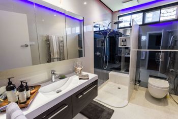 Serene Marinafront 3BR Retreat - Accommodation Rockhampton 5