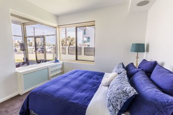 Serene Marinafront 3BR Retreat - Accommodation Rockhampton 1