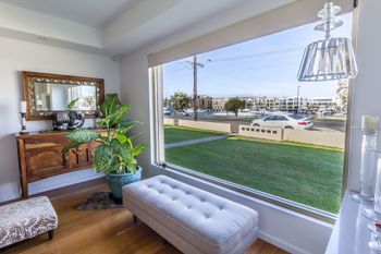 Serene Marinafront 3BR Retreat - Accommodation Rockhampton 2