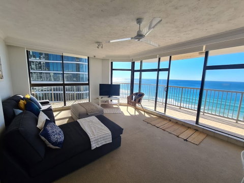 Absolute Beachfront With Views 2BR Apt - Accommodation Rockhampton 4