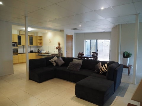 Queen Room With Airport Transfers Or Car Rental - Accommodation Rockhampton 6