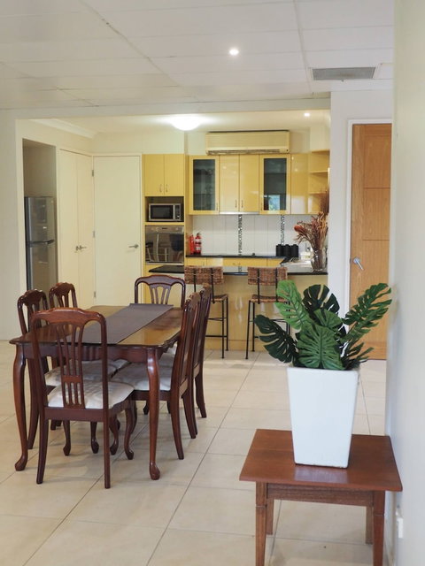 Queen Room With Airport Transfers Or Car Rental - Accommodation Rockhampton 3