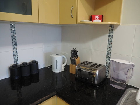 Queen Room With Airport Transfers Or Car Rental - Accommodation Rockhampton 2