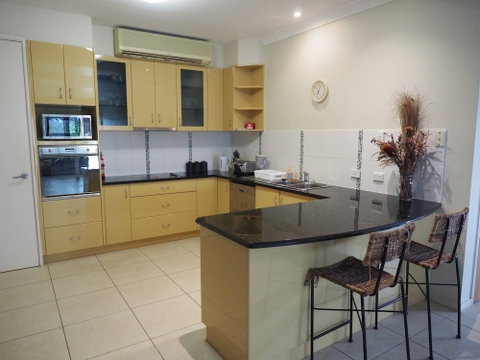 Queen Room With Airport Transfers Or Car Rental - Accommodation Rockhampton 4