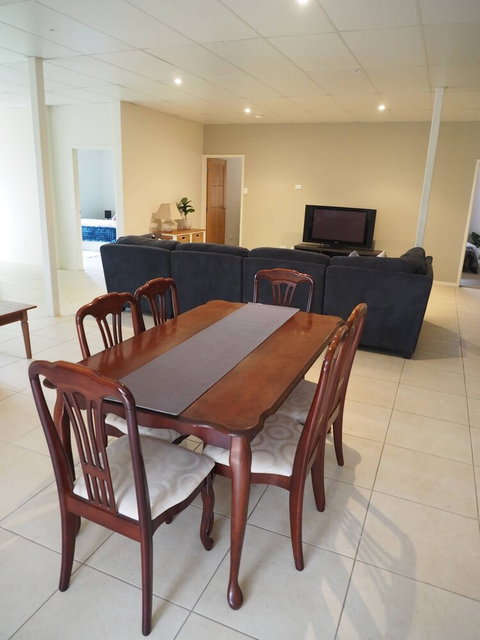 Queen Room With Airport Transfers Or Car Rental - Accommodation Rockhampton 5