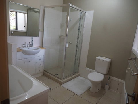 Queen Room With Airport Transfers Or Car Rental - Accommodation Rockhampton 0