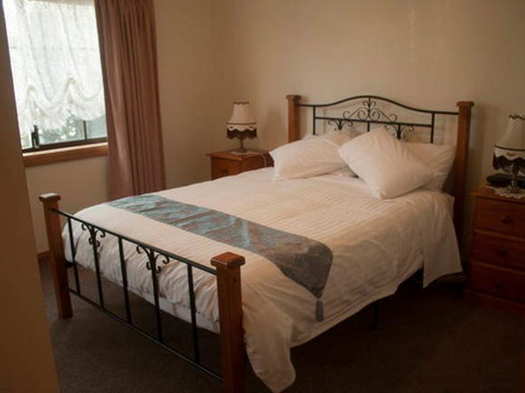 Twin Pines Cottage On Lansdowne - Accommodation Rockhampton 3