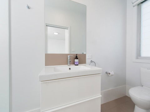 Ocean Views 41A Ocean Avenue - Accommodation Rockhampton 3