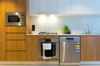 Compact Brisbane Pad With 2 Bedrooms - Accommodation Rockhampton 4