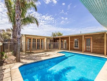 Hidden Oasis - Accommodation Rockhampton 0