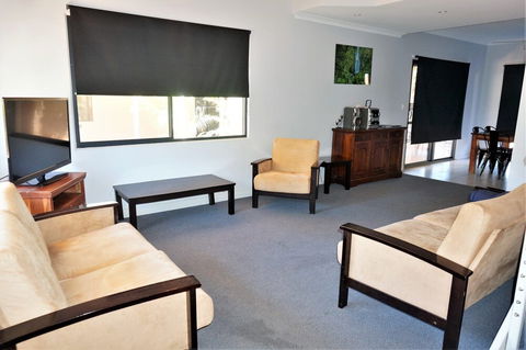 Ningaloo Breeze Villa 2 - Accommodation Rockhampton 2