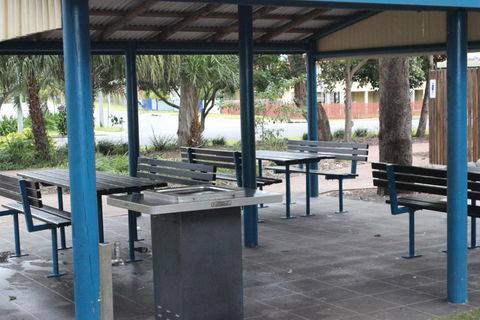 Five 3 Five - The Beachside Barracks - Accommodation Rockhampton 2