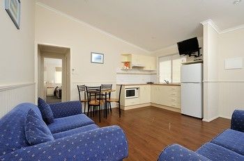 Lakeside Holiday Park - Accommodation Rockhampton 2