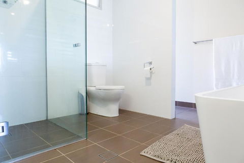 Beach & Bay Holiday House - Accommodation Rockhampton 2