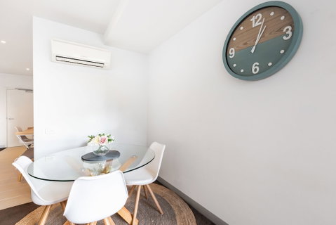 Ella, 1BDR Melbourne Apartment - Accommodation Rockhampton 4