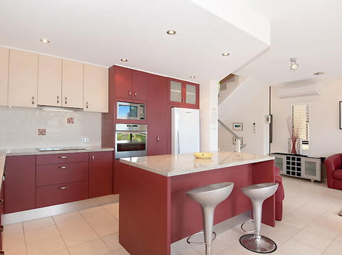 Viewland Drive Private Holiday Apartment - Accommodation Rockhampton 0