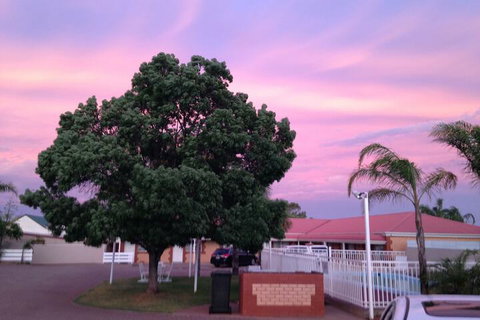 Charles Rasp Motor Inn & Cottages - Accommodation Rockhampton 2