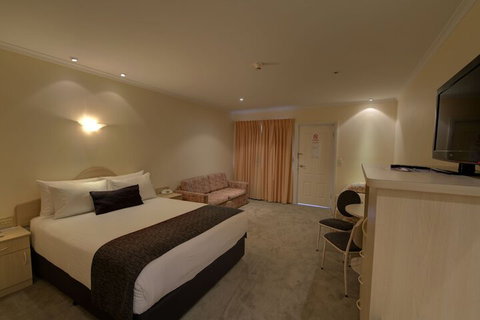Charles Rasp Motor Inn & Cottages - Accommodation Rockhampton 7