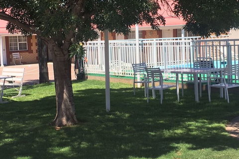 Charles Rasp Motor Inn & Cottages - Accommodation Rockhampton 6