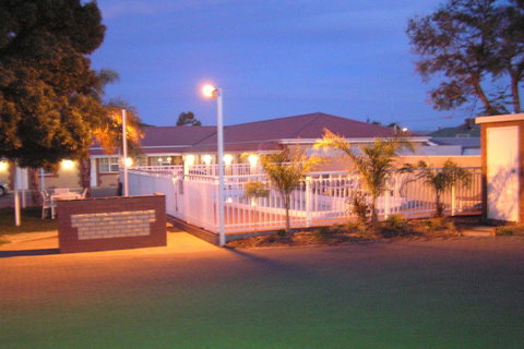 Charles Rasp Motor Inn & Cottages - Accommodation Rockhampton 1