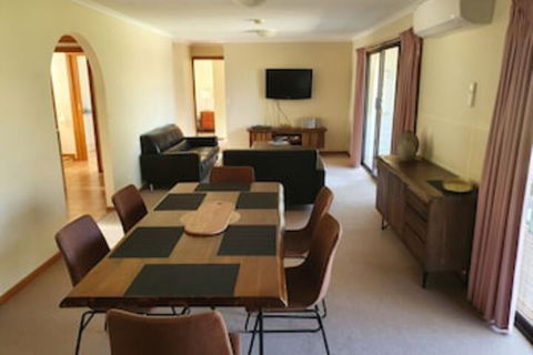 Annies Holiday Units - Accommodation Rockhampton 0
