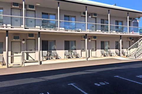 New England Motor Inn - Accommodation Rockhampton 3