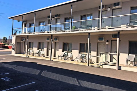 New England Motor Inn - Accommodation Rockhampton 2