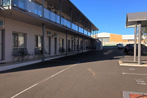 New England Motor Inn - Accommodation Rockhampton 4