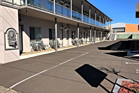 New England Motor Inn - Accommodation Rockhampton 1