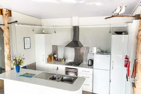 Larus Waterfront Cottage - Accommodation Rockhampton 5